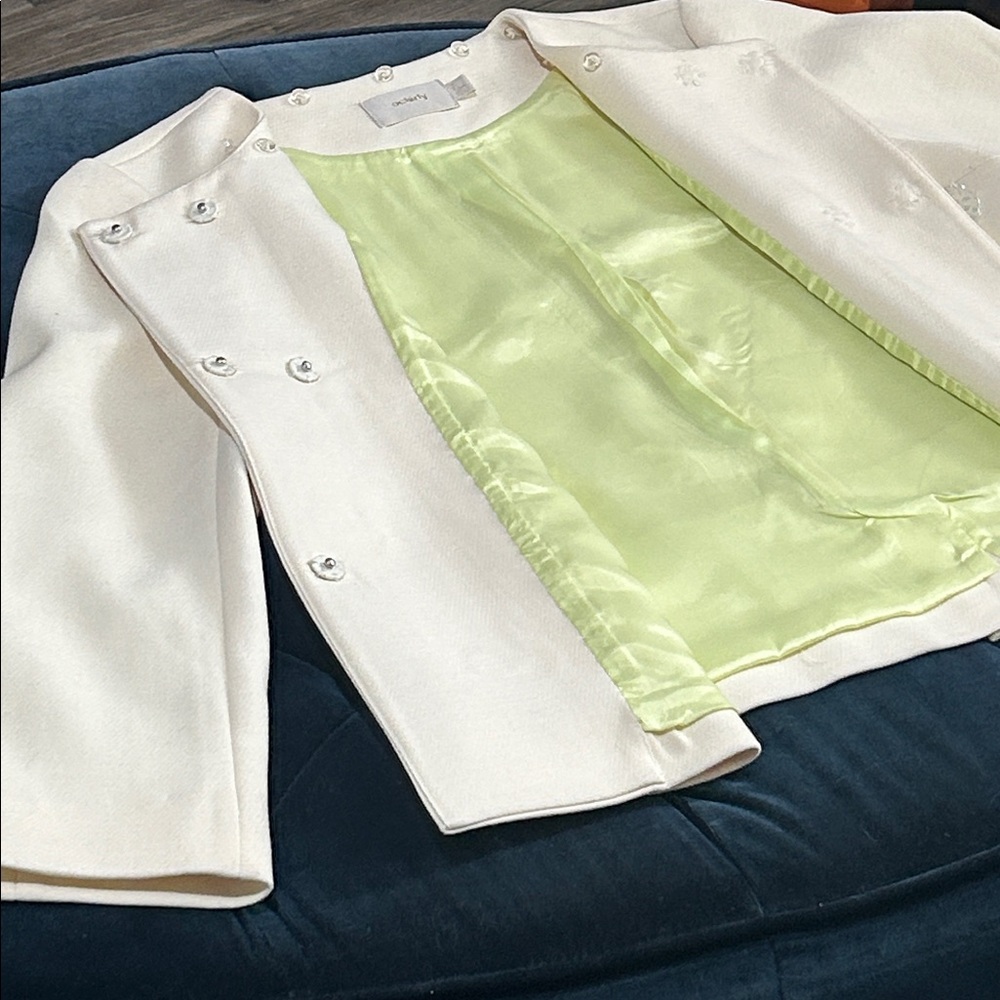 ELEGANT, Women's Cream blazer with gorgeous handmade detailed SWANS in front. - Picture 13 of 14